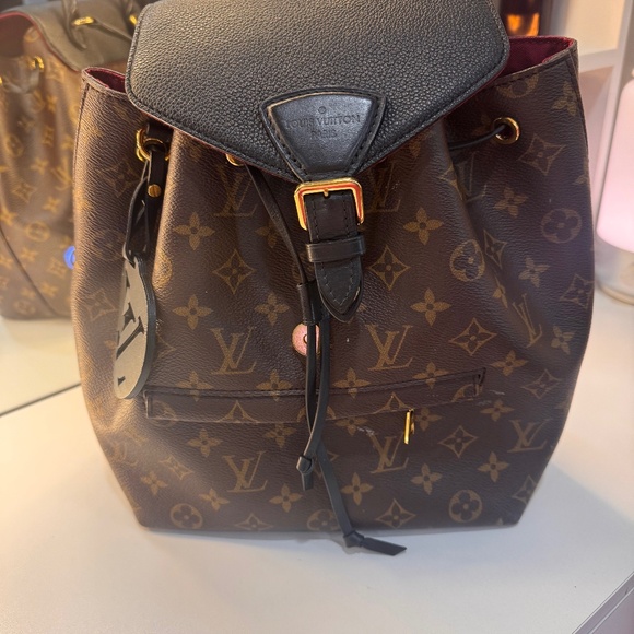 Louis Vuitton - Picture 1 of 2